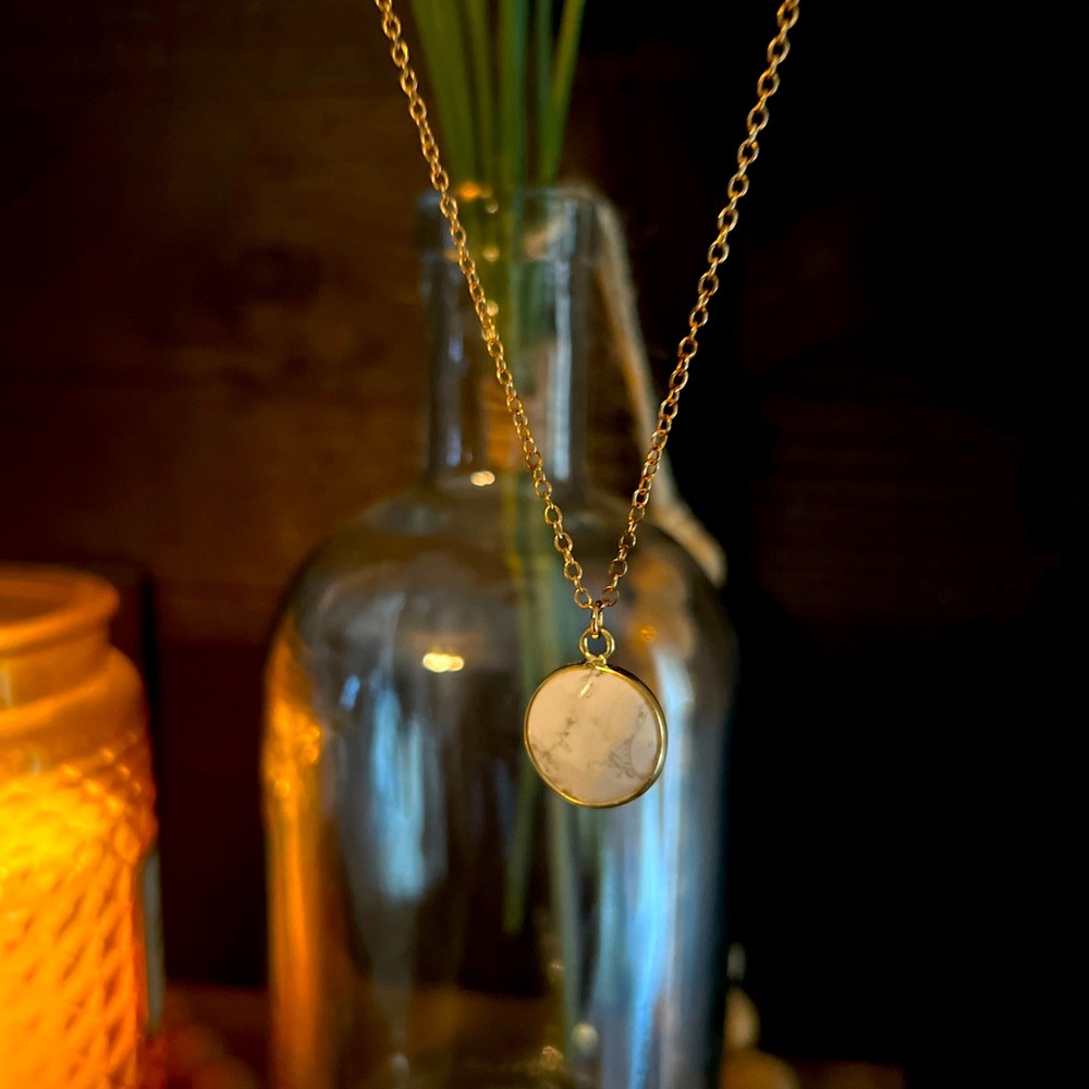 Beautiful and elegant. White Agate and gold pendant - 18”